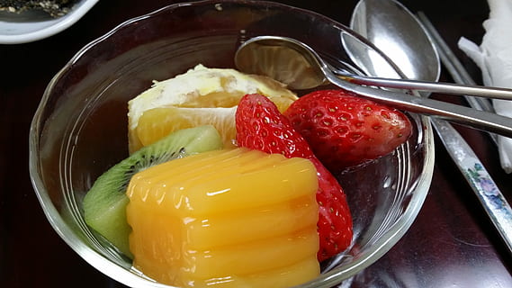 pencuci mulut, puding, makanan dan minuman, makanan, peralatan dapur, makan sehat, stroberi, buah berry, alat makan, kesegaran, sendok, kesejahteraan, buah, mangkuk, dalam ruangan, siap untuk dimakan, merapatkan, tampilan sudut tinggi, tidak ada orang, kesenangan, masih hidup, peralatan Rumah tangga, godaan, salad buah, matang, sarapan, 4K, CC0, domain publik, bebas royalti
