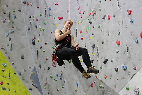 muro de escalada, actuación, Deportes extremos, deporte, alpinismo, escalada de roca, aventuras, estilo de vida saludable, longitud total, reto, fuerza, haciendo ejercicio, una persona, actividad de ocio, gimnasio, determinación, agarre, actividad, mano, equilibrar, estilos de vida, habilidad, esfuerzo, boulder, equipo, arnés de seguridad, 5K, CC0, dominio público, libre de derechos