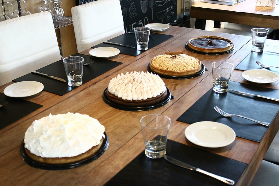 pastís, xocolata, cookie, postres, saborós, fleca, casolà, cuinar, dolç, massa, fresc, gourmet, pastisseria, deliciós, sucre, cuina, estil, cookies, preparació, galeta, al forn, recepta, superior, varietat, cuit, cocció, ingredients, crema, canyella, poma, llimona, menjar i beguda, taula, menjar, vidre, equipament per a la llar, copa, vista d’angle alt, a l'interior, beure, frescor, placa, refresc, cap gent, bol, natura morta, absència, llest per menjar, utensili per menjar, safata, vaixella, 4K