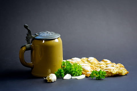pane croccante, pane piatto, vespro, krug, al forno, selberbacken, pane cotto, cibo, pane, spuntino, pagnotta di pane, crosta di pane, Alto Adige, cibo e bevande, benessere, mangiare sano, girato in studio, in casa, verdura, freschezza, sfondo grigio, erba, natura morta, nessuno, grigio, vaso, sfondo colorato, avvicinamento, uno stile di vita sano, sfondo nero, copia spazio, ingrediente, foglia di menta - culinaria, teiera, cibo vegetariano, 2K, CC0, dominio pubblico, privo di copyright