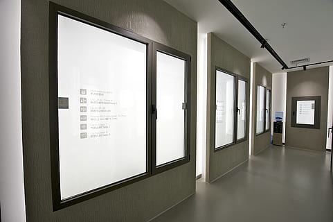 indendørs, vindue, værelse, tom, dør, indgang, arkitektur, ingen mennesker, moderne, bygning, forretning, skilt, tekst, bygget struktur, meddelelse, hjem interiør, korridor, arkade, hvid farve, hjemlige værelse, ren, 4K, CC0, offentligt domæne, royaltyfrie