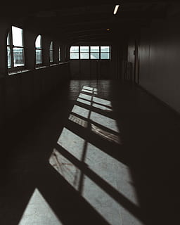 Fotografie, abgeblendet, Zimmer, tagsüber, graues Betongebäude, Sonnenlicht, Fenster, Schatten, Fensterlicht, Sonnenschein, die Architektur, gebaute Struktur, drinnen, Arkade, Tag, Gang, Gebäude, Richtung, Natur, Bodenbelag, der Weg nach vorn, keine Leute, leeren, Wandbau - Funktion, Abwesenheit, dunkel, architektonische Säule, Decke, 4K, CC0, gemeinfrei, lizenzfrei