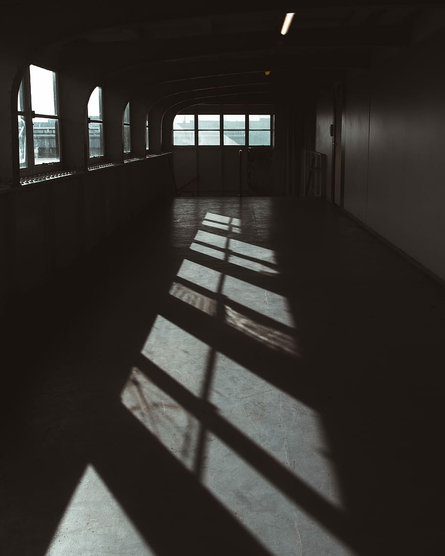 Fotografie, abgeblendet, Zimmer, tagsüber, graues Betongebäude, Sonnenlicht, Fenster, Schatten, Fensterlicht, Sonnenschein, die Architektur, gebaute Struktur, drinnen, Arkade, Tag, Gang, Gebäude, Richtung, Natur, Bodenbelag, der Weg nach vorn, keine Leute, leeren, Wandbau - Funktion, Abwesenheit, dunkel, architektonische Säule, Decke, 4K