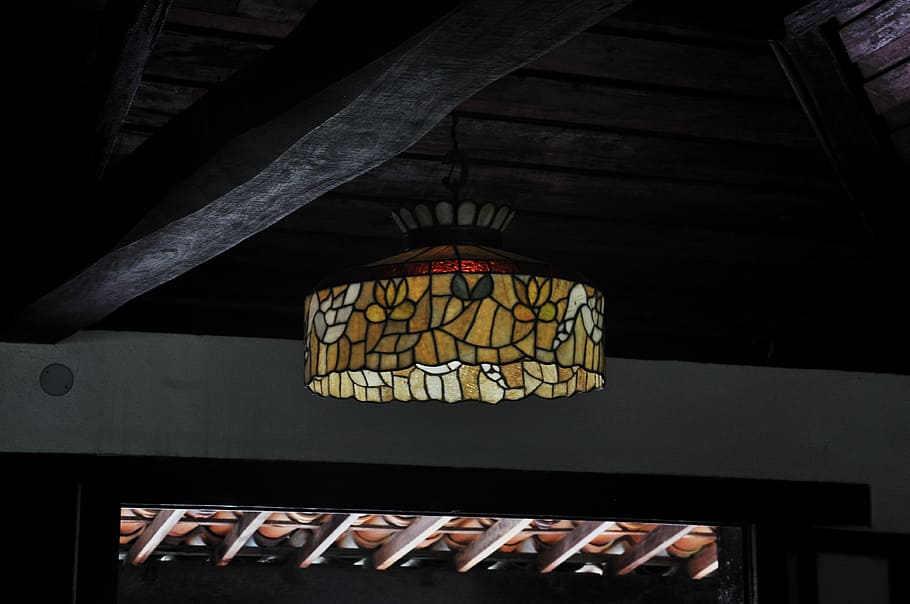 Vitral, giallo, lampada a sospensione, sospeso, soffitto, luce, paralume, modello, vetro colorato, lampada, Casa, in casa, interno, tetto, architettura, nessuno, legno - materiale, Inquadratura dal basso, cibo e bevande, struttura costruita, natura, giorno, grande gruppo di oggetti, cibo, comunicazione, freschezza, architrave, mangiare sano, 4K