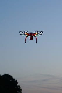 Drohne, dji, Phantom, Quadcopter, Hubschrauber, Feld, Landwirtschaft, Kitz, Suche, fliegen, dom, Spielzeuge, Spaß, Höhe, Flug, Luft, in dem, Mais, Weizen, Wolken, Dämmerung, Actioncam, Action-Kamera, Foto, Fotografie, Video, Propeller, Drohnen, basteln, Bastler, Freizeit, Hobby, Modell-, Modellflugzeug, Modell Spielzeug, Innovation, Trend, Himmel, fliegend, Natur, Blau, in der Luft, Tag, Bewegung, Sport, Flachwinkelansicht, rot, draußen, klarer Himmel, Luftfahrzeug, keine Leute, Transport, Freizeitbeschäftigung, Baum, Pflanze, kopieren sie platz, Freiheit, 2K, CC0, gemeinfrei, lizenzfrei