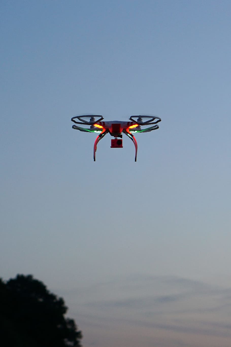 drone, dji, fantasma, quadcopter, helicòpter, camp, agricultura, cervatillo, cerca, volar, dom, joguines, diversió, alçada, vol, aire, a la pàgina, blat de moro, blat, núvols, crepuscle, actioncam, càmera d’acció, foto, fotografia, vídeo, hèlix, drones, juguetear, aficionats, oci, pasatemps, model, model d’avió, joguina model, innovació, tendència, cel, volant, naturalesa, blau, a l'aire, dia, moviment, esport, vista d’angle baix, vermell, a l'aire lliure, cel clar, vehicle aeri, cap gent, transport, activitat d'oci, arbre, planta, còpia espai, llibertat, 2K