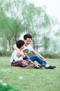 anak, ayah, tamasya, dua orang, kebersamaan, pasangan heteroseksual, penuh, cinta, duduk, laki-laki, pakaian kasual, keluarga, menanam, emosi, ikatan, masa kecil, rumput, anak laki-laki, kegiatan waktu luang, alam, induk, emosi positif, putra, di luar rumah, 5K, CC0, domain publik, bebas royalti