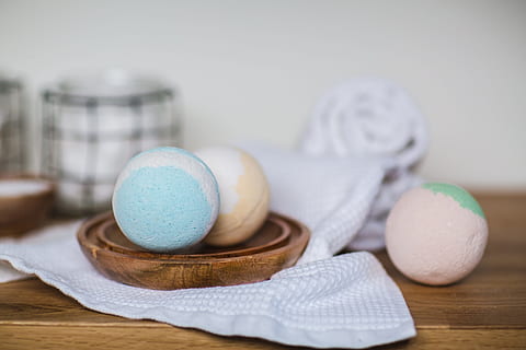 bombe da bagno, vassoio, accanto, vaso, bagno, bombe, terme, bellezza, rilassare, idratare, coccolare, rilassarsi, stoffa, viso, cibo, cibo e bevande, in casa, legno - materiale, cibo dolce, tavolo, dolce, messa a fuoco selettiva, nessuno, freschezza, tovagliolo, indulgenza, natura morta, amaretto, cucchiaio, straccio per asciugare i piatti, uovo, avvicinamento, concentrarsi sulle conoscenze acquisite, tentazione, piccolo gruppo di oggetti, 4K, CC0, dominio pubblico, privo di copyright