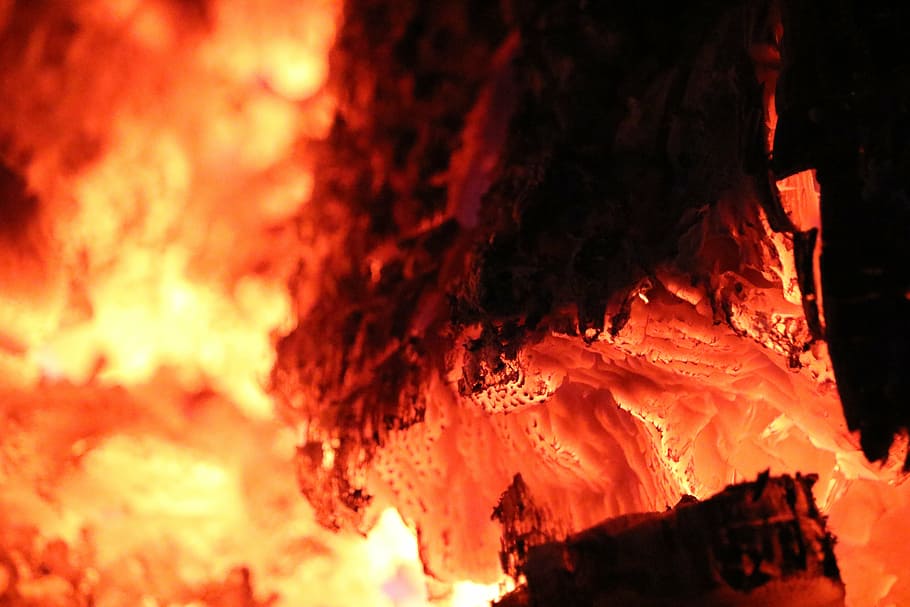 ild, log, varme, struktur, varme - temperatur, flamme, brænding, orange farve, nat, rød, ingen mennesker, udendørs, natur, træ, brand - naturligt fænomen, geologi, skønhed i naturen, tæt på, glødende, brændt, advarselsskilt, skilt, meddelelse, baggrunde, abstrakt, magt i naturen, 5K