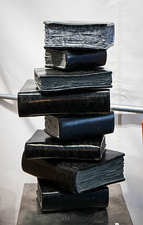 kitap, kitap yığını, kitaplık, yığın, Edebiyat, kütüphane, omurga, yığılmış, taş, bilgi, kâğıt, Eğitim, dernekler, kullanılmış kitaplar, eski kitaplar, Antiquariat, okumak, eski, romantik, insansız, natürmort, içeriye, tablo, kapatmak, metal, ahşap malzeme, denge, nesne grubu, üst üste, siyah renk, ön plana odaklanmak, duvar inşa özelliği, orta boy nesne grubu, gün, grup, Ciltli kitap, 5K, CC0, kamu malı, telif ücretsiz