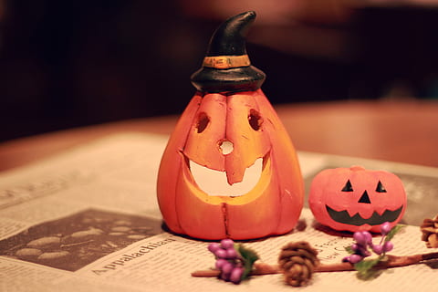 dwa, pompowanie oświetlenia, Gazeta, oświetlenie, ozdoby, dynia, halloween, jesień, straszny, przerażenie, dekoracja, latarnia, wakacje, latarnia z dyni, rzeźba - produkt rzemieślniczy, październik, kolor pomarańczowy, uroczystość, kultury, duch, pora roku, świeca, uśmiechnięty, noc, drewno - materiał, tła, ludzka twarz, symbol, zło, żadnych ludzi, wewnątrz, Twarz, sztuki i rzemiosła, rzemiosło, reprezentacja, ludzka reprezentacja, twarz antropomorficzna, jedzenie i picie, antropomorficzny, kreatywność, jedzenie, stół, zbliżenie, skupić się na pierwszym planie, 1080P, CC0, domena publiczna, darmowe zdjęcia