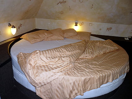 lit, oreiller, édredon, hébergement, chambre, meubles, à l'intérieur, chambre domestique, personne, intérieur de la maison, illuminé, absence, confortable, matériel d'éclairage, drap, modèle, textile, lin, vue grand angle, maison, farci, lampe électrique, lumière, luxe, couette, 1080P, CC0, domaine public, libre de droits