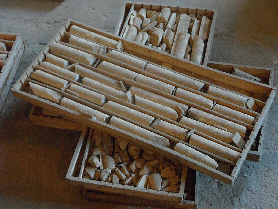 mineria, centres de perforació, caixes, apilats, la meva, històricament, eliminació, minerals, rock, mostres, trepant de prova, material de fusta, menjar, vista d’angle alt, menjar i beguda, gran grup d'objectes, frescor, a l'interior, cap gent, natura morta, preparació, contenidor, taula, Caixa, abundància, benestar, alimentació saludable, pa, caixa-contenidor, aliments crus, preparar el menjar, safata, 4K