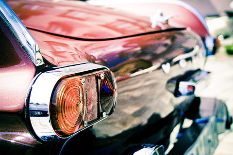 nærbillede fotografering, køretøjets baglygte, oldtimer, auto, klassisk, gammel, køretøj, sjældenhed, årgang, retro, luksus, dyrt, sjældent, krom, baglygte, havarilys, bil, transportmidler, transportform, motor køretøj, forlygte, land køretøj, tæt på, metal, fokus på forgrunden, ingen mennesker, afspejling, skinnende, dag, belysningsudstyr, glas - materiale, stationær, rød, retro stylet, udendørs, køretøj lys, sølvfarvet, 2K, CC0, offentligt domæne, royaltyfrie