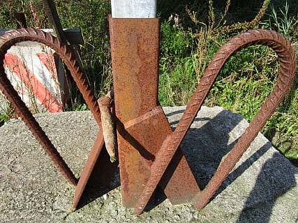 inoxidable, màstil, publicació, concretat, rovellat, metall, cap gent, dia, naturalesa, vell, primer pla, a l'aire lliure, llum solar, planta, resistent, arbre, sòlid, declivi, material de fusta, vista d’angle alt, deteriorament, arquitectura, paret, obsoleta, 5K, CC0, domini públic, lliure de regalies
