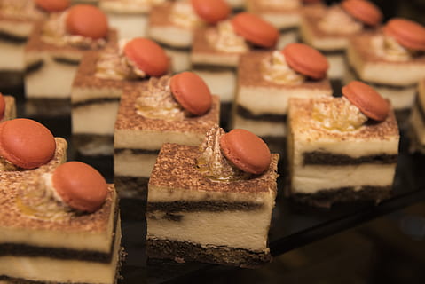 pasticceria marrone, cottura al forno, sfocatura, pane, torte, cioccolato, crema, delizioso, cibo, fette, dolci, cibo e bevande, in casa, freschezza, avvicinamento, nessuno, natura morta, formaggio, indulgenza, scelta, pronto a mangiare, fetta, messa a fuoco selettiva, variazione, cibo dolce, tentazione, dolce, prodotto caseario, frutta, cibo francese, spuntino, vassoio, amaretto, 5K, CC0, dominio pubblico, privo di copyright