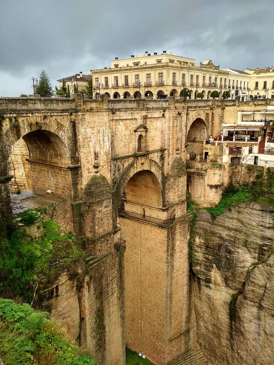 Brun, beton, bygning, træer, rund, arkitektur, bro, gammel, malaga rejse, turisme, sten-, monument, historisk, bygget struktur, bygning udvendig, historie, fortiden, bue, himmel, rejsemål, dag, rejse, natur, gammel ruin, plante, ingen mennesker, træ, by, udendørs, gamle civilisation, ødelagt, arkitektoniske kolonne, arkæologi, buet, bue bro, 4K
