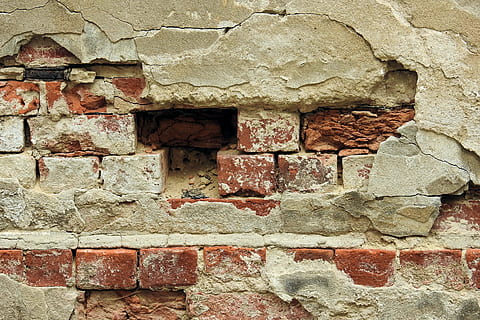 parede, velho, rompimento, fachada, dilapidado, sair, arquitetura, estrutura construída, recurso de construção de parede, parede de tijolos, tijolo, exterior do edifício, parede de pedra, ninguém, texturizado, estragado, dia, intemperizado, quadro completo, padronizar, origens, ao ar livre, sólido, história, deterioração, arruinado, 4K, CC0, domínio público, royalty free