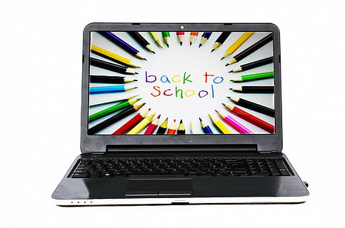 ordinateur portable noir, ordinateur, école, travail, affaires, apprentissage, enseignants, l'Internet, des crayons, crayon, isolé, multi couleur, La technologie, fond blanc, coupé, la communication, portable, équipement informatique, Technologie sans fil, lien, prise de vue en studio, à l'intérieur, forme, DVD, symbole, personnes, enfance, équipement électrique, 1080P, CC0, domaine public, libre de droits