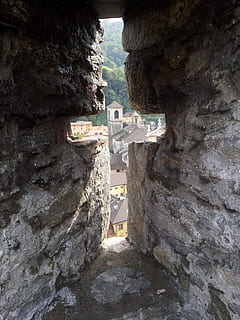 ventana, cruzar, castillo, fijación, Bellinzona, destinos de viaje, roca - objeto, nadie, acantilado, día, arquitectura, estructura construida, historia, el pasado, sólido, edificio, antiguo, naturaleza, religión, exterior del edificio, espiritualidad, creencia, lugar de adoración, Pared de piedra, turismo, material de piedra, al aire libre, civilización antigua, 2K, CC0, dominio público, libre de derechos