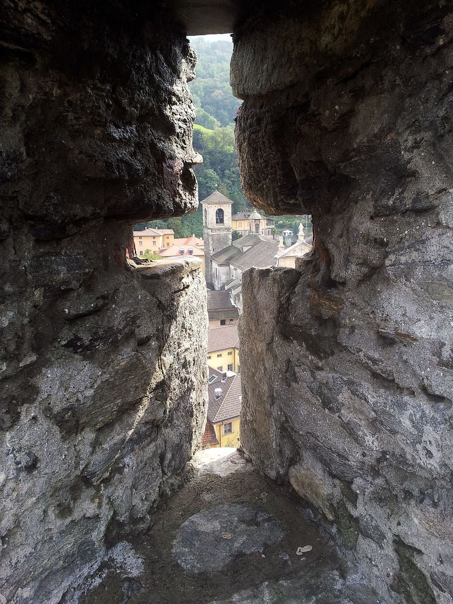 finestra, creu, castell, arreglant, bellinzona, destinacions de viatge, rock - object, cap gent, penya-segat, dia, arquitectura, estructura construïda, història, el passat, sòlid, edifici, antic, naturalesa, religió, exterior de l'edifici, espiritualitat, creença, lloc de culte, paret de pedra, vell, turisme, material de pedra, a l'aire lliure, civilització antiga, 2K