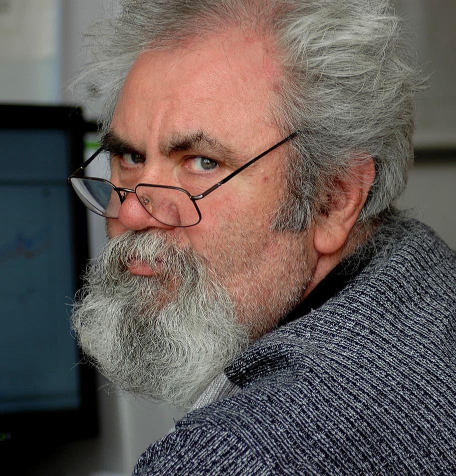 uomo, ritratto, barba, sopracciglia, diffidenza, vista, occhiali, colpo alla testa, bicchieri, persone reali, una persona, adulto, peli del viso, capelli grigi, adulto senior, in casa, stili di vita, maschi, uomini, avvicinamento, uomini anziani, attività di svago, adulto maturo, uomini maturi, acconciatura, contemplazione, volto umano, capelli bianchi, 1080P