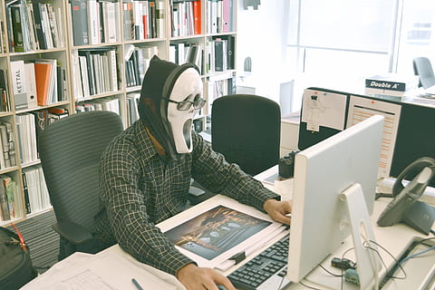persona, utilizzando, computer, seduta, sedia, indossare, maschera, tastiera, studia, attività commerciale, scuola, lavoro, scrivania, tavolo, biblioteca, ufficio, formazione scolastica, persone, uomo, occhiali, finestre, cremagliera, mensola, tecnologia, comunicazione, tecnologia wireless, computer fisso, in casa, schermo del computer, adulto maturo, una persona, mobilia, connessione, adulto, giovane adulto, il computer portatile, attrezzatura informatica, scaffale, usando il portatile, usando il computer, 4K, CC0, dominio pubblico, privo di copyright