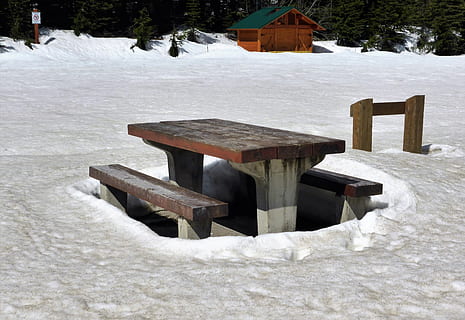 bord, piknikbord, snø, vinter, kald, bilparkering, kaldtemperatur, tre - materiale, natur, ingen folk, frossen, dag, hvit farge, tre, sete, utendørs, bygget struktur, dekker, arkitektur, anlegg, felt, ro, 4K, CC0, offentlig domene, opphavsrett gratis