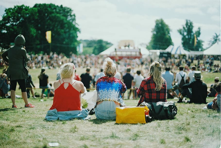 drei, Frau, Sitzung, Grün, Rasen, Picknickplatz, Tageszeit, Picknick, Boden, Tag, Zeit, Menschen, draußen, Gruppe von Leuten, Erwachsene, in voller Länge, echte Menschen, große gruppe von menschen, Männer, Menge, Freizeitbeschäftigung, Rückansicht, Pflanze, Natur, Baum, Lebensstile, Feld, Fokus auf den Vordergrund, Himmel, 2K