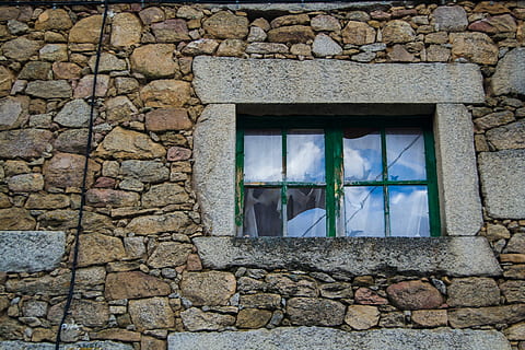 vindu, steinvegg, arkitektur, stein, vegg, steinhus, fasade, gammel, gammelt vindu, gammel bygning, veggstein, hus, gammelt hus, rustikk, bygget struktur, bygge eksteriør, steinmateriale, murvegg, bygning, glass - materiale, dag, ingen folk, veggbyggingsfunksjon, fast, lav vinkel visning, refleksjon, utendørs, stein - objekt, gjennomsiktig, natur, glass, vinduskarm, 4K, CC0, offentlig domene, opphavsrett gratis