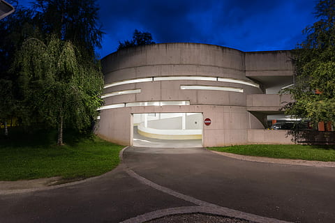 edifici pintat de gris, gris, pintat, edifici, arquitectura, exterior de l'edifici, estructura construïda, a l'aire lliure, modern, arquitectura i edificis, cel, cap gent, carretera, transport, arbre, el camí a seguir, planta, direcció, símbol, naturalesa, ciutat, marcatge, signe, marcatge de carreteres, dia, blau, 5K, CC0, domini públic, lliure de regalies