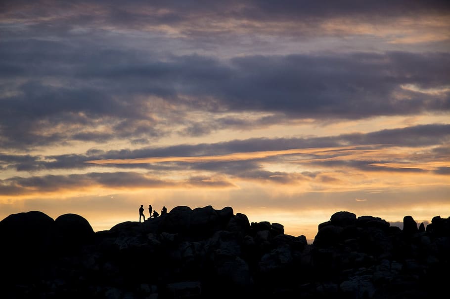 silhuet af bjerge, solnedgang, landskab, himmel, skyer, aften, skumring, tusmørke, lys, bjerge, mennesker, silhuetter, campister, udendørs, livsstil, orange, farverig, klipper, sol, joshua tree national park, california, USA, silhuet, natur, sky - himmel, skønhed i naturen, scenics - natur, klippe, orange farve, rolig scene, ro, rock-objekt, ingen mennesker, solid, dramatisk himmel, miljø, idyllisk, træ, 1080P