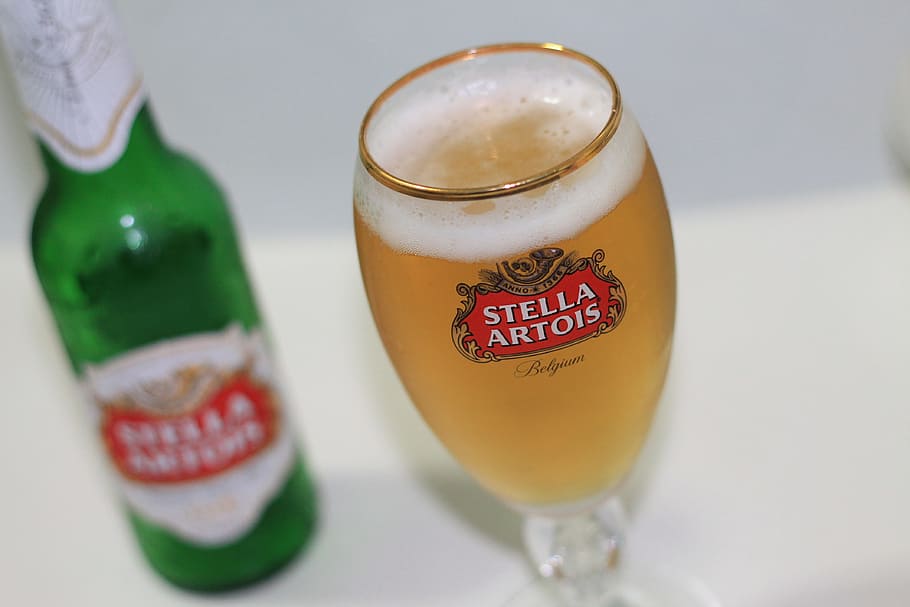 øl, drikke, kold, forfriskende, stella artois, alkohol, øl - alkohol, mad og drikke, drikkeglas, flaske, ingen mennesker, hvid baggrund, tekst, forfriskning, indendørs, tæt på, vestlige script, stilleben, mad, beholder, bord, fokus på forgrunden, høj vinkel visning, glas, meddelelse, friskhed, husholdningsudstyr, 4K