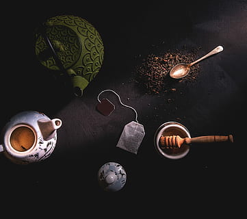 kaksi, teapots, vieressä, laasti, survin, matalakulmainen valokuvaus, teepussi, kattila, lusikka, pöytä, flatlay, pannu, teekannu, kahvi, tee, hunaja, tumma, pönkittää, juoma, ruoka, mieliala, vuosikerta, kuppi, ei ihmisiä, ruoka ja juoma, asetelma, muki, keittiöväline, kahvijuomaa, korkea kulma, juoda, sisällä, kahvikuppi, virvoke, kuuma juoma, ruokailuväline, tuoreus, musta tausta, teelusikka, saviastiat, 2K, CC0, public domain, rojaltivapaa