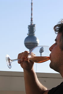 uomo, potabile, vino, bicchiere, Berlino, Germania, Fernsehturm, riflessione, persone reali, una persona, uomini, cielo, attività di svago, colpo alla testa, detenzione, stili di vita, cielo sereno, natura, maschi, ritratto, architettura, struttura costruita, giorno, adulto, all'aperto, metà uomini adulti, mano umana, 1080P, CC0, dominio pubblico, privo di copyright