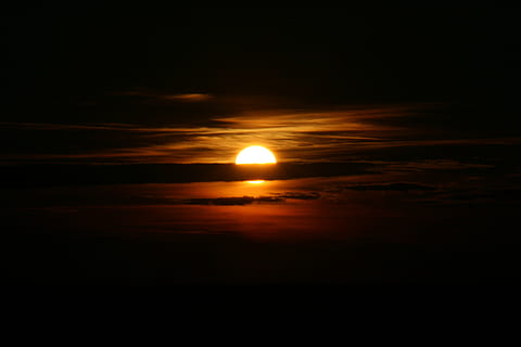 por do sol, Dom, céu, nuvem, vermelho, à noite, natureza, crepúsculo, cor laranja, verão, luz solar, beleza na natureza, scenics - natureza, nuvem - céu, tranquilidade, ninguém, cena tranquila, ao ar livre, idílico, espaço, astronomia, Eclipse solar, Sombrio, reflexão, copie o espaço, eclipse, 4K, CC0, domínio público, royalty free