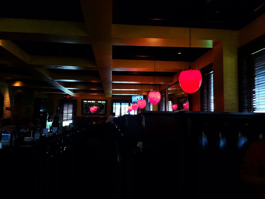 luați masa, lumini, restaurant, umbră, masa, mancare si bautura, în interior, iluminat, bar - băutură, noapte, viata de noapte, Club de noapte, echipamente de iluminat, oameni apropiați, oameni adevărați, construită, Afaceri, tavan, arhitectură, decor, întuneric, stiluri de viață, oameni, ușoară, bărbați, lumina electrica, adult, lampă electrică, 2K
