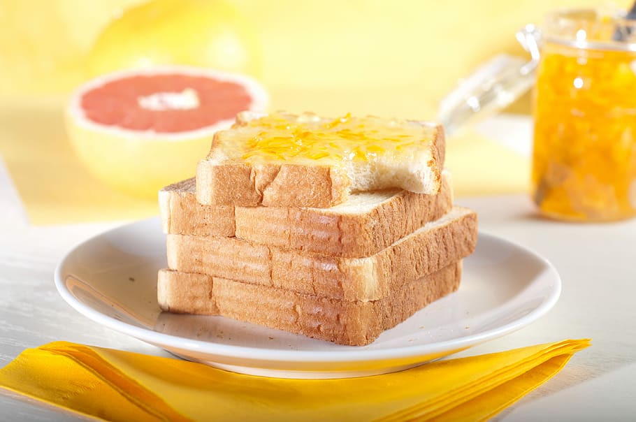 keturi, supjaustyti, duonos, plokštė, gabalas, kepalas, uogienė, balta, keramikos, marmeladas, sluoksnis, duona, mityba, valgio, pusryčiai, geltona, įkandimas, valgyti, maisto, greipfrutai, balta duona, saulėtas, šviesus, skrudinta duona, Meniu, Maistas ir gėrimai, saldus maistas, šviežumas, gaivinimas, sveika mityba, saldus, pasiruošęs valgyti, gerti, desertas, vaisiai, pieno produktai, Iš arti, nėra žmonių, patalpose, kamino, užkandis, pagunda, indai, stiklas, 4K