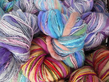 Nahansicht, Foto, Tutu-Kranz in verschiedenen Farben, Garn, farbig, mehrfarbig, Stricken, Handarbeit, weich, Wolle, lila, Blau, Orange, rot, Gelb, Grün, Vollbild, Hintergründe, große gruppe von gegenständen, Fülle, Textil-, Kunst und Handwerk, keine Leute, Variation, Wollknäuel, Stapel, Stillleben, Wahl, Kunst, Material, drinnen, Sammlung, Muster, Weichheit, 4K, CC0, gemeinfrei, lizenzfrei
