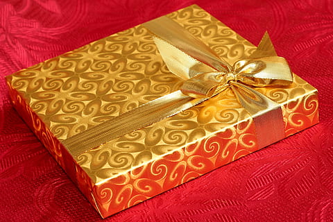 marró, floral, Caixa de regal, regal, Caixa, present, fons, recreació, cinta, nas, Nadal, aniversari, imprès, decoració, paquet, sorpresa, celebració, daurat, rares, dia, Sant Valentí, vermell, la croada, luxe, fusta, groc, temporada, amor, curs, regal de Nadal, paper de regal, cinta: objectes de cosir, esdeveniment, festa, caixa-contenidor, primer pla, llaç de llaç, arc, patró, cap gent, ornamentat, motiu floral, 4K, CC0, domini públic, lliure de regalies