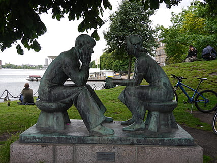 Denken, Statue, Paar, sitzende Statue, nachdenklich, Bänke, Stein, berühmter Platz, Monument, Skulptur, Baum, draußen, Tag, keine Leute, Darstellung, Kunst und Handwerk, Pflanze, menschliche Darstellung, Kreativität, männliche Ähnlichkeit, Kunst, die Architektur, Wasser, Park, Natur, Park - menschgemachter Raum, 4K, CC0, gemeinfrei, lizenzfrei