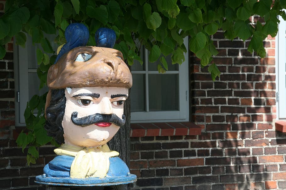 pirát, umění, bota, zastoupení, lidské zastoupení, tvořivost, umění a řemesla, sochařství, architektura, nikdo, zeď, den, socha, mužská podobnost, ženská podobnost, řemeslo, cihlová zeď, cihlový, venku, přestrojení, detail, rostlina, karneval - oslava akce, 2K