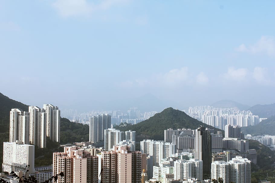 aèria, fotografia, de gran alçada, edificis, durant el dia, arquitectura, edifici, infraestructura, blau, cel, gratacels, torre, ciutat, urbà, horitzó, muntanya, paisatge, vista, vall, hong kong, paisatge urbà, asia, horitzó urbà, Xina - Àsia oriental, escena urbana, districte del centre de la ciutat, cim de muntanya, exterior de l'edifici, estructura construïda, exterior d’edifici d’oficines, barri residencial, multitud, ple de gent, vida de ciutat, núvol - cel, modern, naturalesa, alta - alta, a l'aire lliure, districte financer, apartament, 2K