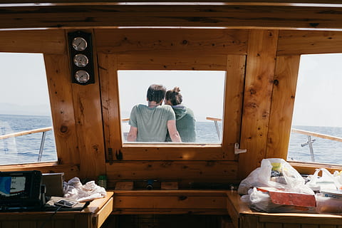 man, vrouw, zittend, voorkant, boot, rand, geconfronteerd, oceaan, liefde, mensen, mannen, volwassen, zee, kleurenbeeld, nautisch schip, twee personen, vakanties, reizen, alleen volwassenen, water, achteraanzicht, vervoer, wijze van transport, hout - materiaal, natuur, vrijetijdsbesteding, paar - relatie, echte mensen, saamhorigheid, dag, hemel, 5K, CC0, publiek domein, royaltyvrij