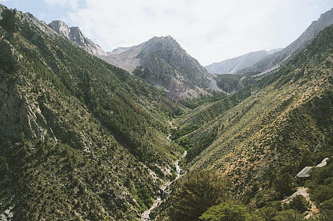 Landschaftsfotografie, Gipfel, Grün, Blatt, Bäume, Weiß, Wolken, tagsüber, Berge, Spitzen, Täler, Klippen, Natur, draußen, Wanderwege, Himmel, Wanderung, Wandern, Berg, Landschaft, Gebirge, szenen, Tag, keine Leute, ländliche Szene, Szenen - Natur, Schönheit in der Natur, Umgebung, ruhige Szene, Ruhe, Pflanze, grüne Farbe, Land, Tal, wolke - himmel, Nicht-städtische Szene, Baum, Wachstum, Tee Ernte, 2K, CC0, gemeinfrei, lizenzfrei