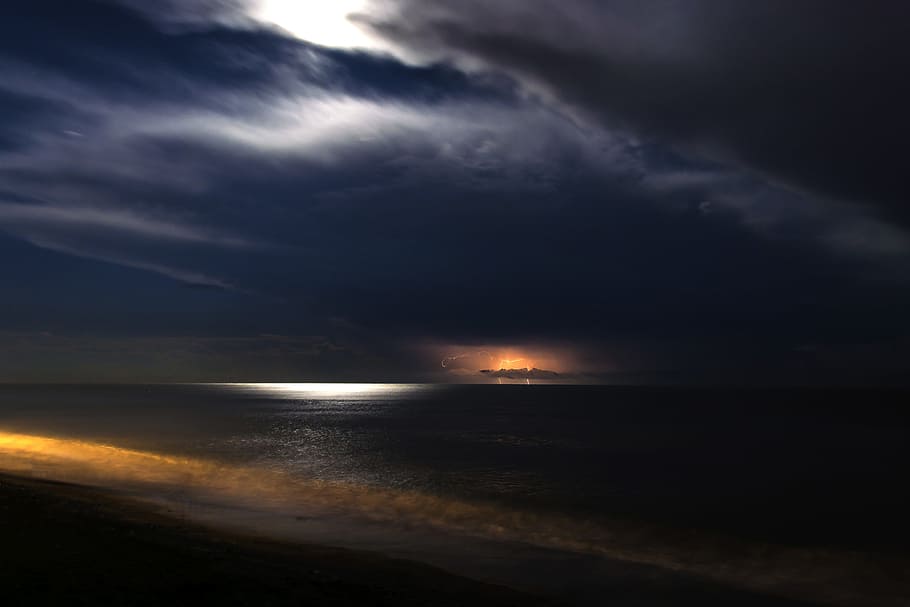 cos, aigua, nit, posta de sol, foto, vora del mar, raig, núvol, horitzó, onada, naturalesa, núvol - cel, mar, cloudscape, cel, vespre, temps, escenics, fosc, cel dramàtic, bellesa a la natura, a l'aire lliure, paisatge, blau, imatge en color, llum solar, cel malhumorat, cap gent, sol, escenics - natura, platja, horitzó sobre l’aigua, tempesta, terra, tranquil·litat, medi ambient, escena tranquil·la, núvol de tempesta, 5K
