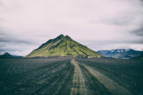 verde, montagna, nuvoloso, cielo, bianca, picco, vertice, traccia, nube, la neve, strada, vulcano, cenere, nebbioso, nebbia, Islanda meridionale, Islanda, muschio, deserto, nuvola - cielo, ambiente, bellezza nella natura, scenics - natura, paesaggio, terra, natura, destinazioni di viaggio, nessuno, scena non urbana, geologia, scena tranquilla, catena montuosa, la tranquillità, mezzi di trasporto, all'aperto, paesaggio drammatico, montagna innevata, picco di montagna, 5K, CC0, dominio pubblico, privo di copyright