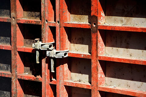 Schalung, Klemme, Seite? ˅, Betonschalung, Konstruktion, Kempten, Bauarbeiter, Mannschaft, Stiftung, Beton, Sudhaus, neues Gebäude, Landschaft, Anbaugebiet, Baustelle, Wolkenkratzer, Metall, rostig, rot, keine Leute, Tag, Nahansicht, alt, verwittert, draußen, verlassen, Vollbild, Sicherheit, Sonnenlicht, Ablehnen, texturiert, Hintergründe, Schutz, die Architektur, gestalten, Verschlechterung, Eisen - Metall, stehlen, 4K, CC0, gemeinfrei, lizenzfrei
