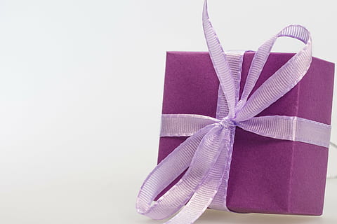 caja de regalo púrpura, regalo, hecho, sorpresa, lazo, Navidad, festival, Decoración navideña, embalaje, saludos, compras de Navidad, cumpleaños, paquete, Feliz Navidad, adviento, consumir, dar, decoración, regalos, lleno, embalaje de regalo, cinta, celebracion, caja - contenedor, arco, papel de regalo, foto de estudio, cinta - artículo de costura, papel, adentro, lazo atado, Fondo blanco, naturaleza muerta, caja, copia espacio, envase, separar, caja de regalo, de cerca, nadie, púrpura, 4K, CC0, dominio público, libre de derechos