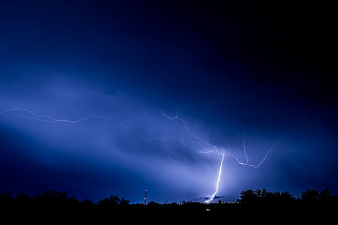 Blitzschlag, Wald, Foto, Blau, Blitz, Nachtzeit, Himmel, Silhouette, Sturm, Kraft in der Natur, wolke - himmel, Gewitter, Leistung, Nacht-, Schönheit in der Natur, Sturmwolke, Natur, Umgebung, Warnschild, Dramatischer Himmel, Elektrizität, keine Leute, Kommunikation, beleuchtet, Zeichen, draußen, Regen, Meteorologie, dunkel, extremes Wetter, bedrohlich, 5K, CC0, gemeinfrei, lizenzfrei